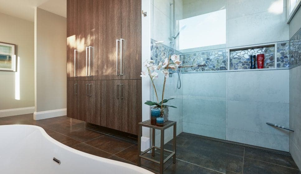White Kitchen in Bayview Village - detail 13